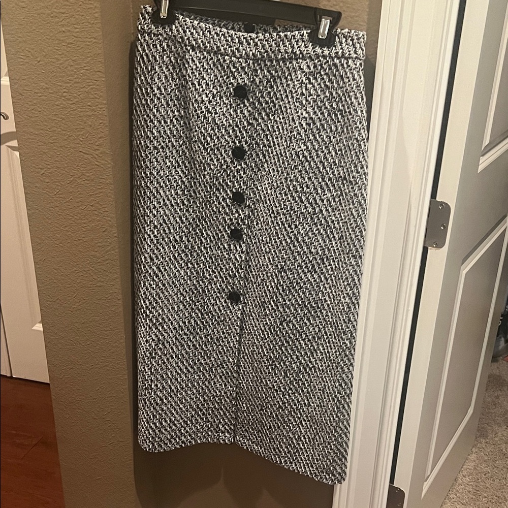 Commense Monochrome Button-Down Skirt